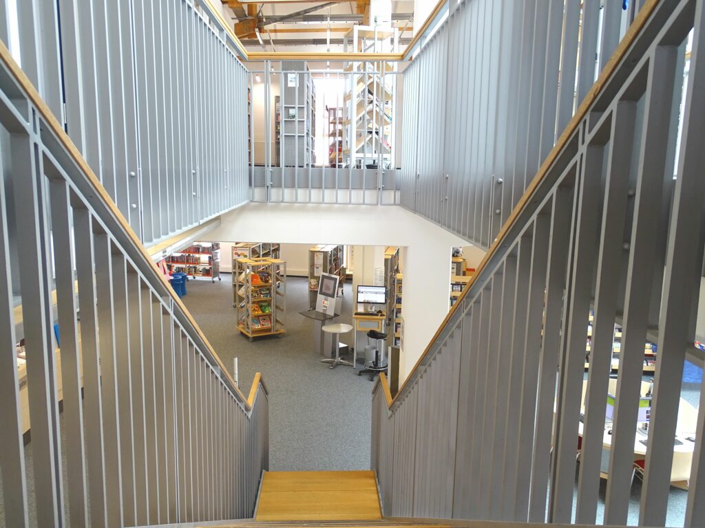 Die Treppe der Stadtbücherei
